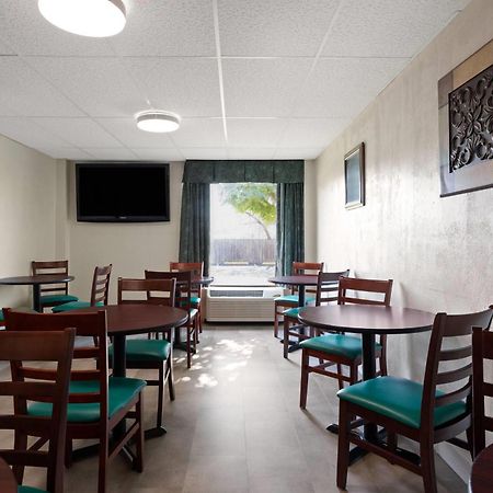 Hotel Super 8 By Wyndham Columbus Esterno foto