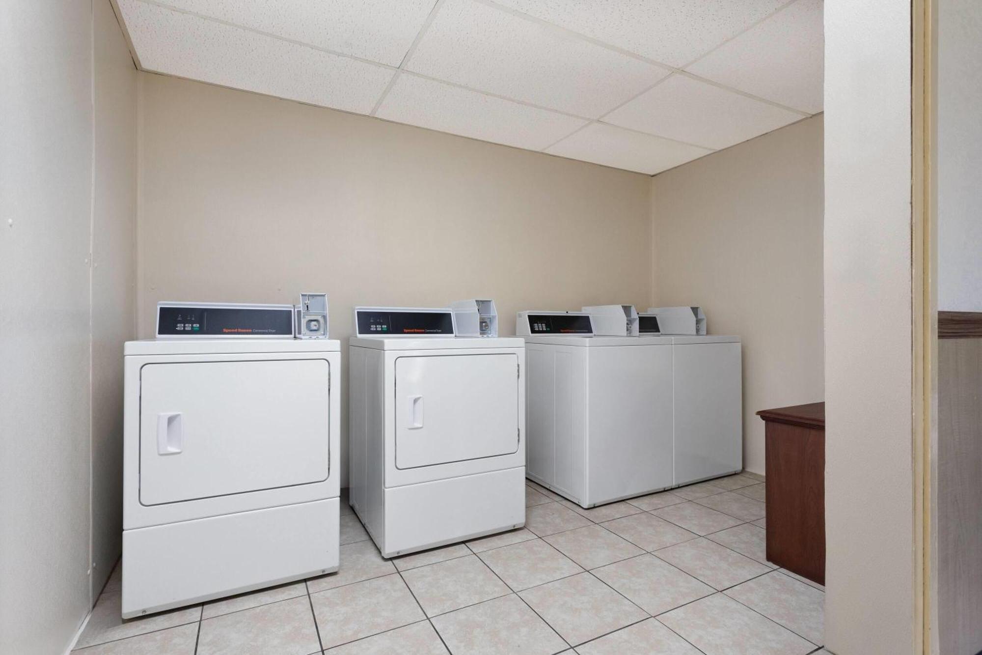 Hotel Super 8 By Wyndham Columbus Esterno foto