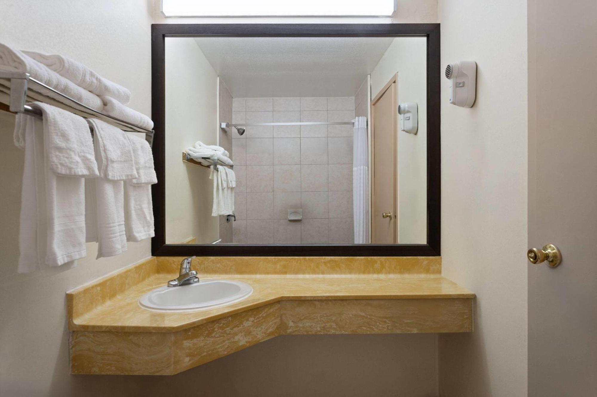 Hotel Super 8 By Wyndham Columbus Esterno foto